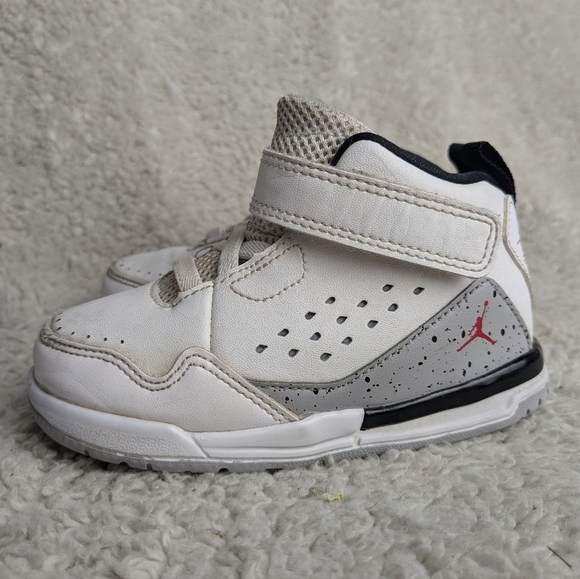 Jordan Kids White Sneakers Size 7 In Good Used Condition - Picture 3 of 7